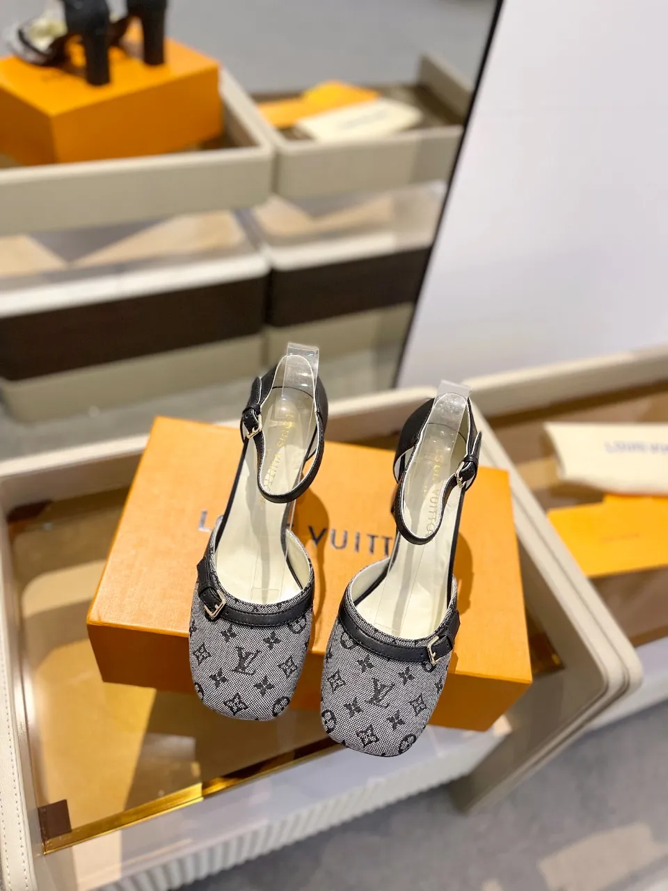 👟👟Ex-factory price 640👟👟 2024 latest L✔ The latest catwalk style slippers from L✔ Home counters, official website series updated simultaneously, perfect last + LV new element button design, full of femininity, noble temperament, original reverse mold last, ultimate 1:1 shape, high-end quality, imported high-end fabrics showing exquisite texture! Fabric: LV denim Lining: high-quality soft sheepskin lining Feet: imported goatskin Customized A-grade high-density private mold outsole, luxurious packaging! 8 cm thick heel Size: 34-42, (34, 40, 41, 42 customizations are non-refundable)